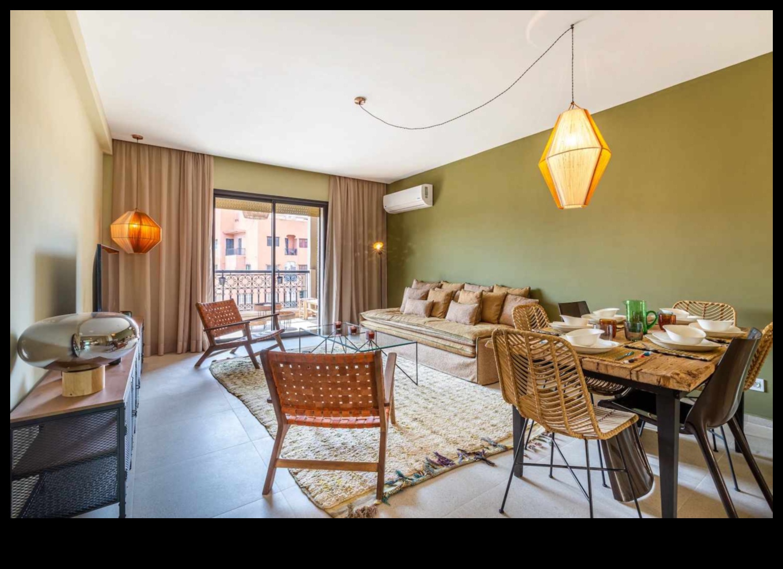 Decor marocan pentru sufragerie Un spațiu cald și primitor 2 Decor marocan pentru sufragerie cu textile bogate