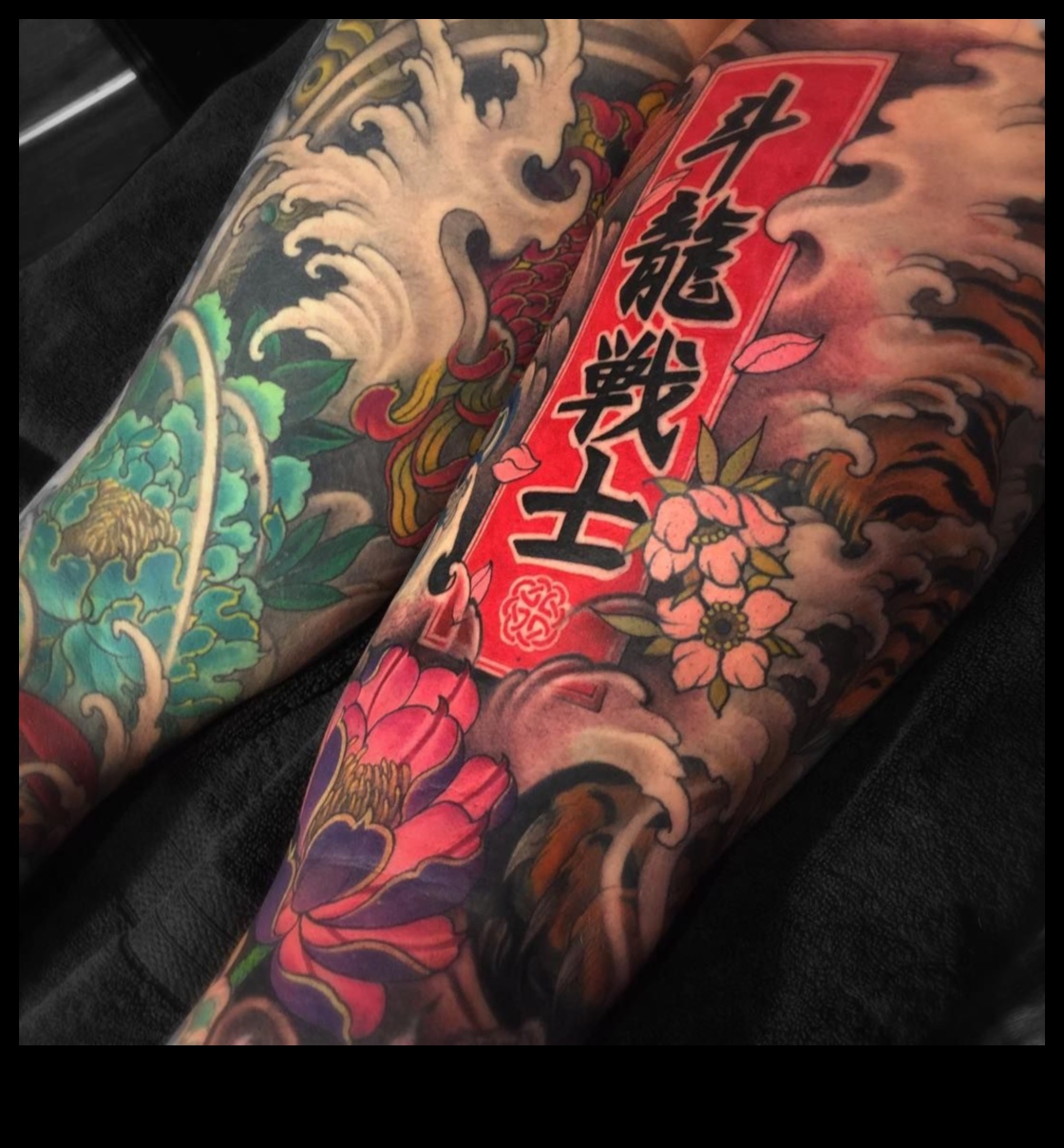 Scrolls cu cerneală: tatuaje japoneze care cronicizează arta și istoria