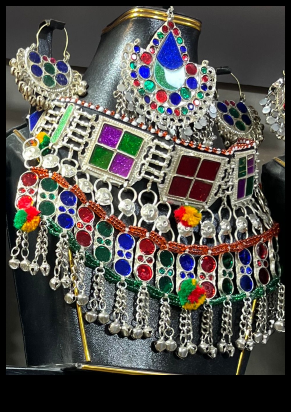 Ornamente opulente împodobite în lux cu setul nostru de bijuterii ornamentate 2 Ornamente opulente: împodobește-te cu setul nostru de bijuterii ornate