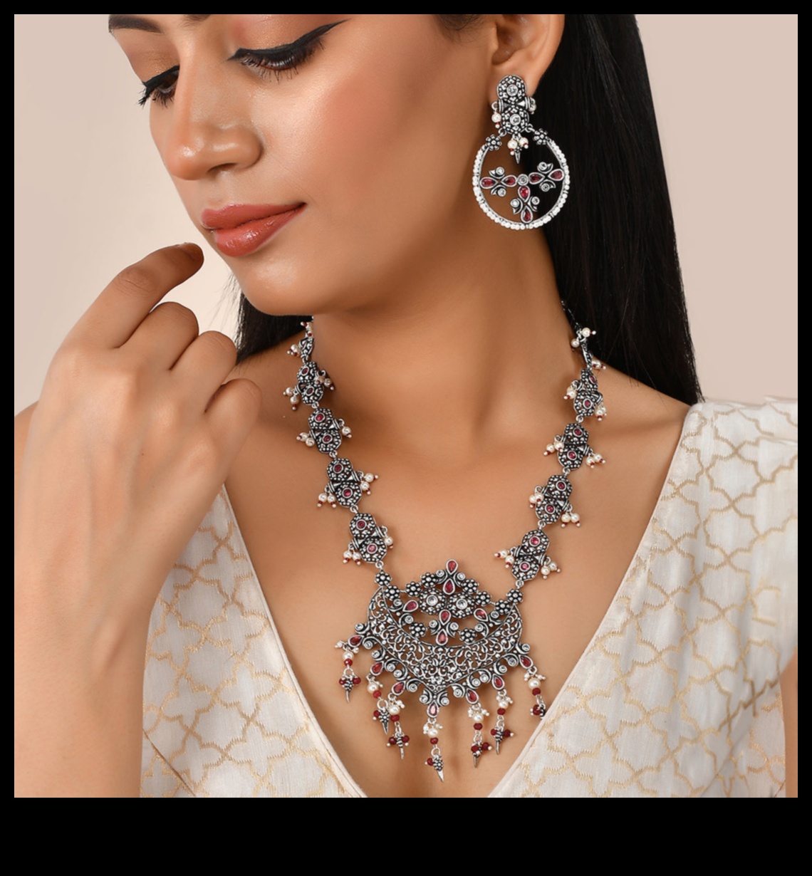 Ornamente opulente împodobite în lux cu setul nostru de bijuterii ornate 3 Ornamente opulente: împodobește-te cu setul nostru de bijuterii ornate