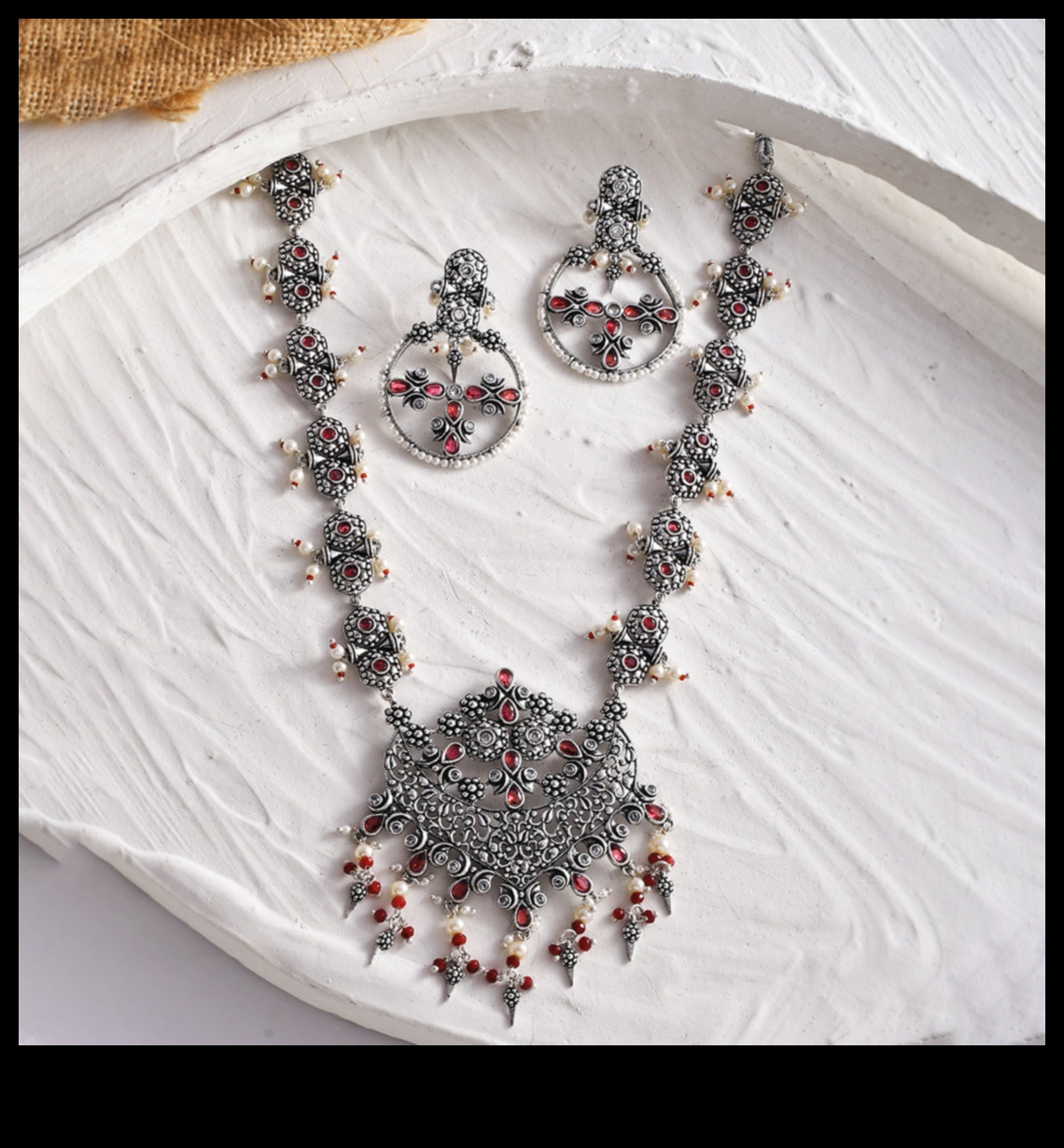 Ornamente opulente împodobite în lux cu setul nostru de bijuterii ornamentate 4 Ornamente opulente: împodobește-te cu setul nostru de bijuterii ornate