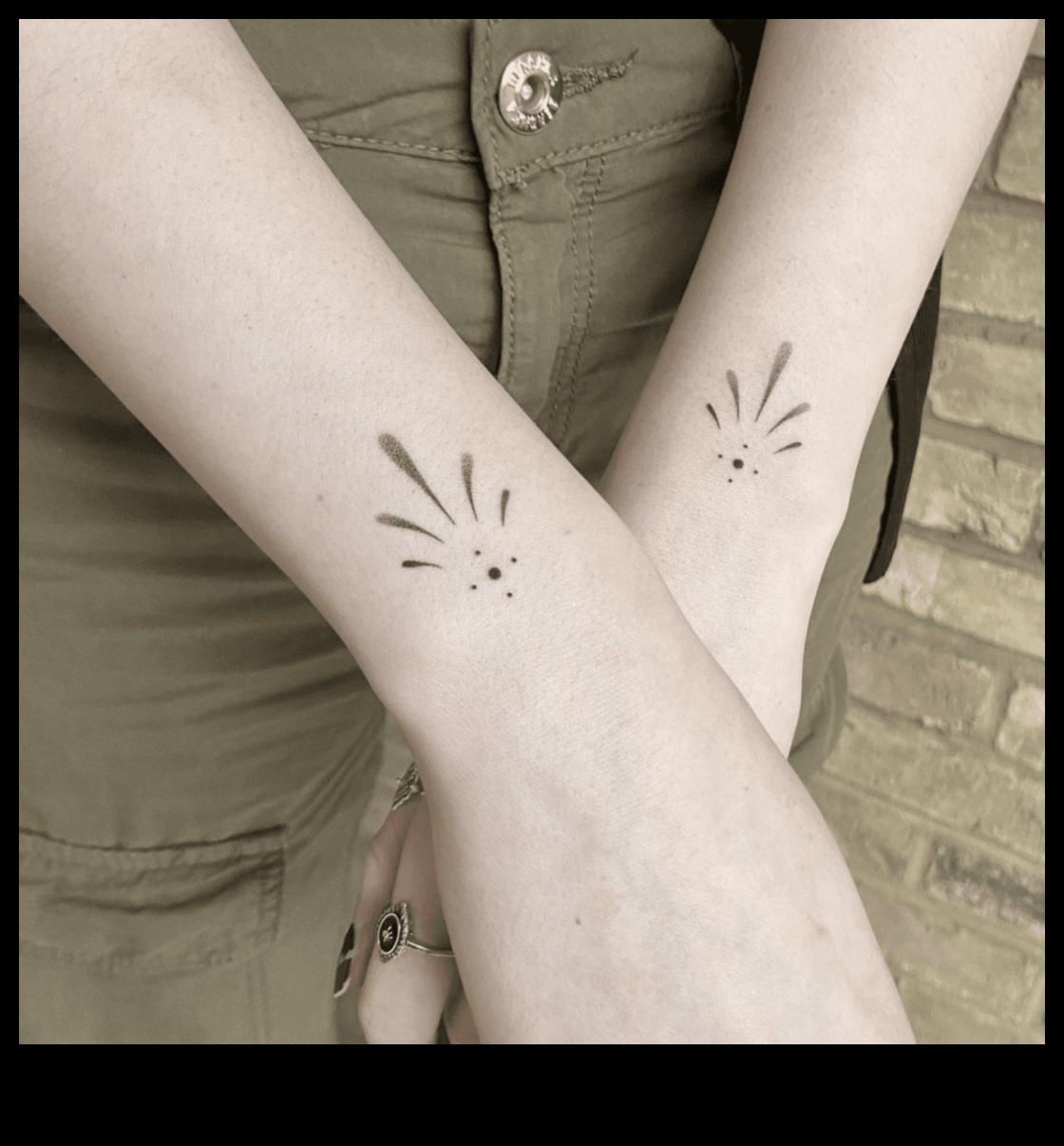 Wrist Chronicles Un mic tur artistic al încheieturii mâinii 4 Wrist Chronicles: Dezvăluirea frumuseții artei tatuajelor minuscule