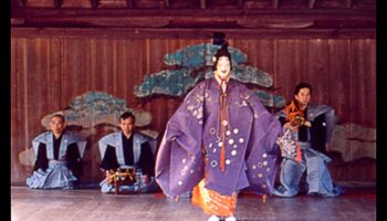 Noh Drama: Dezvăluirea artei teatrale cu cerneală japoneză