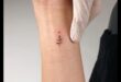 Wrist Chronicles: Dezvăluirea frumuseții artei tatuajelor minuscule